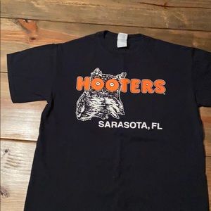 Men’s Hooters shirt. Size M.